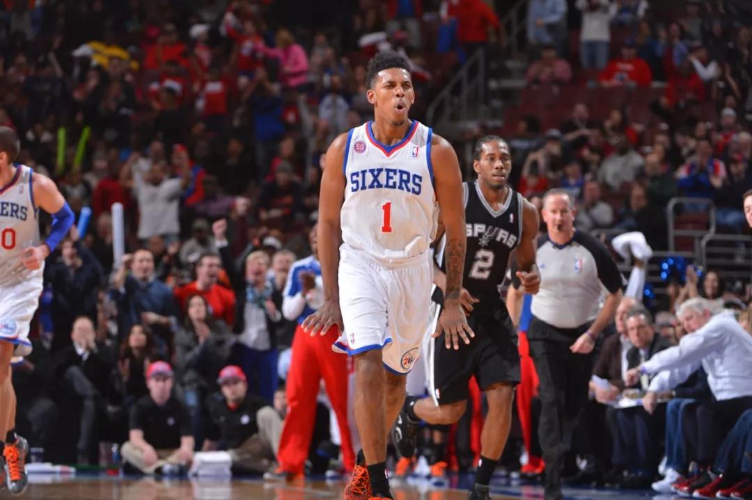 表现不错！萨格斯半场10中5得到14分3篮板3助攻（手感不俗！萨格斯半场10投5中砍下14分3篮板3助攻）