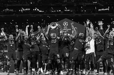 曼联客场不败创英超最长纪录，B费贡献2球1助攻，但防守漏洞明显，积分排名靠后。（曼联客场不败续写英超最长纪录，B费梅开二度并送助攻，防线隐患明显、积分依旧靠后）