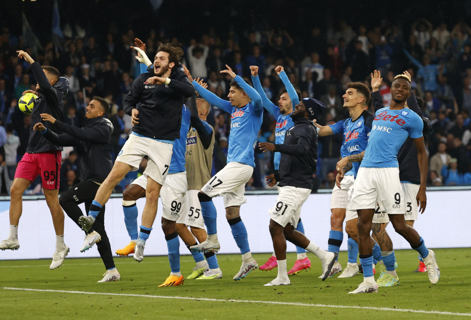 太阳报：B费夺冠面无表情，曼联球迷社媒盛赞他为称职队长（《太阳报》：B费捧杯仍冷面，曼联球迷在社媒齐赞其为合格队长）