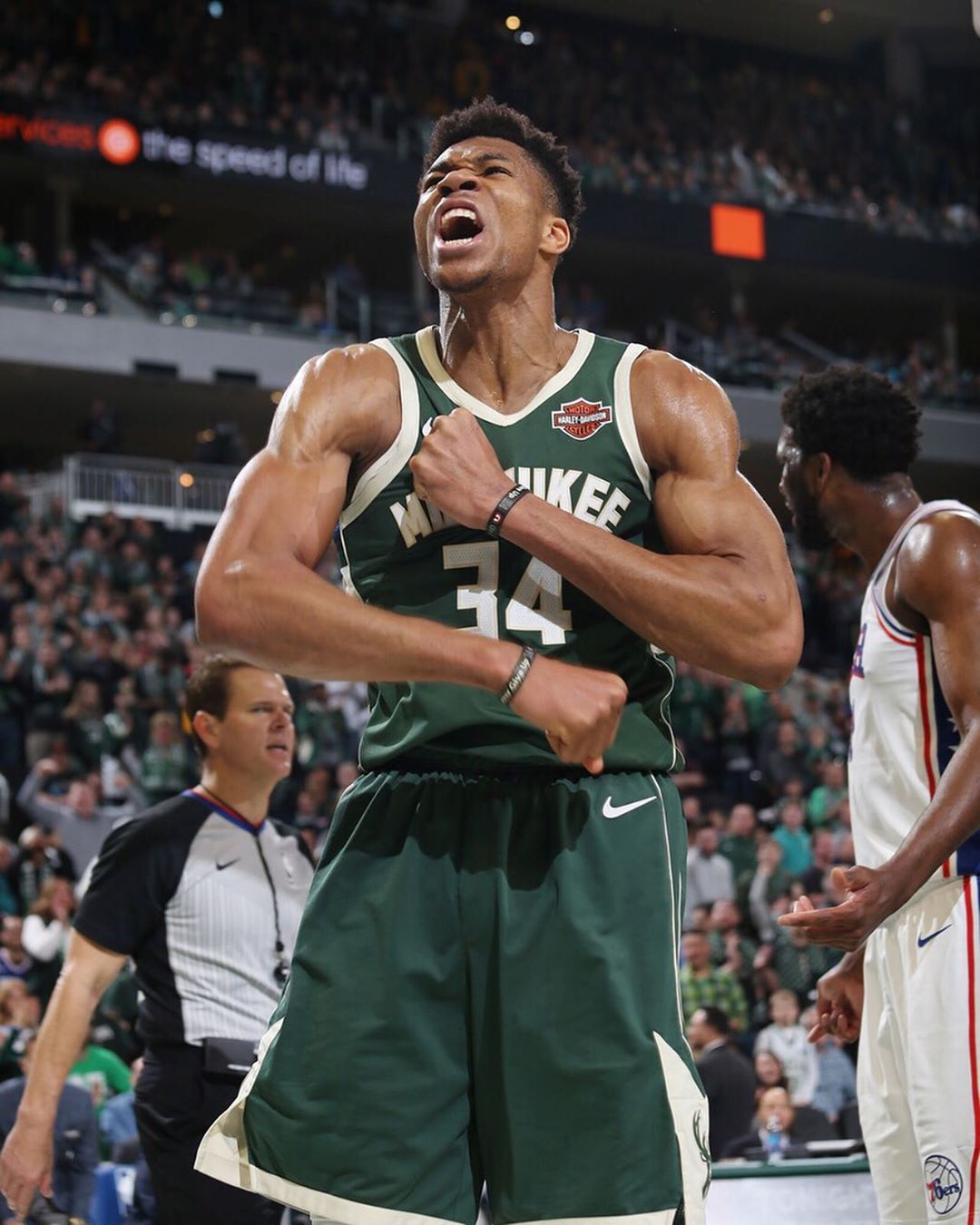 当选全场最佳：姆博莫本轮非洲杯数据一览（姆博莫当选全场最佳：本轮非洲杯数据盘点）