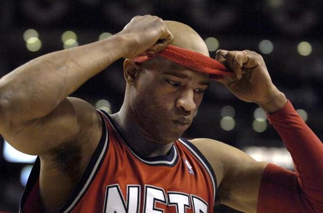 惨成“受害者”！詹姆斯撒镁粉，旁边的八村被撒一脸（詹姆斯撒镁粉闹乌龙，身旁的八村塁被糊了一脸粉）