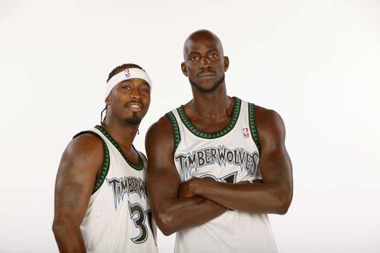 太尴尬！海兰德关键第一罚不中 第三罚故意不进却没沾筐违例送球权（太尴尬！海兰德关键首罚失手，第三罚故意不中未触筐被判违例送出球权）