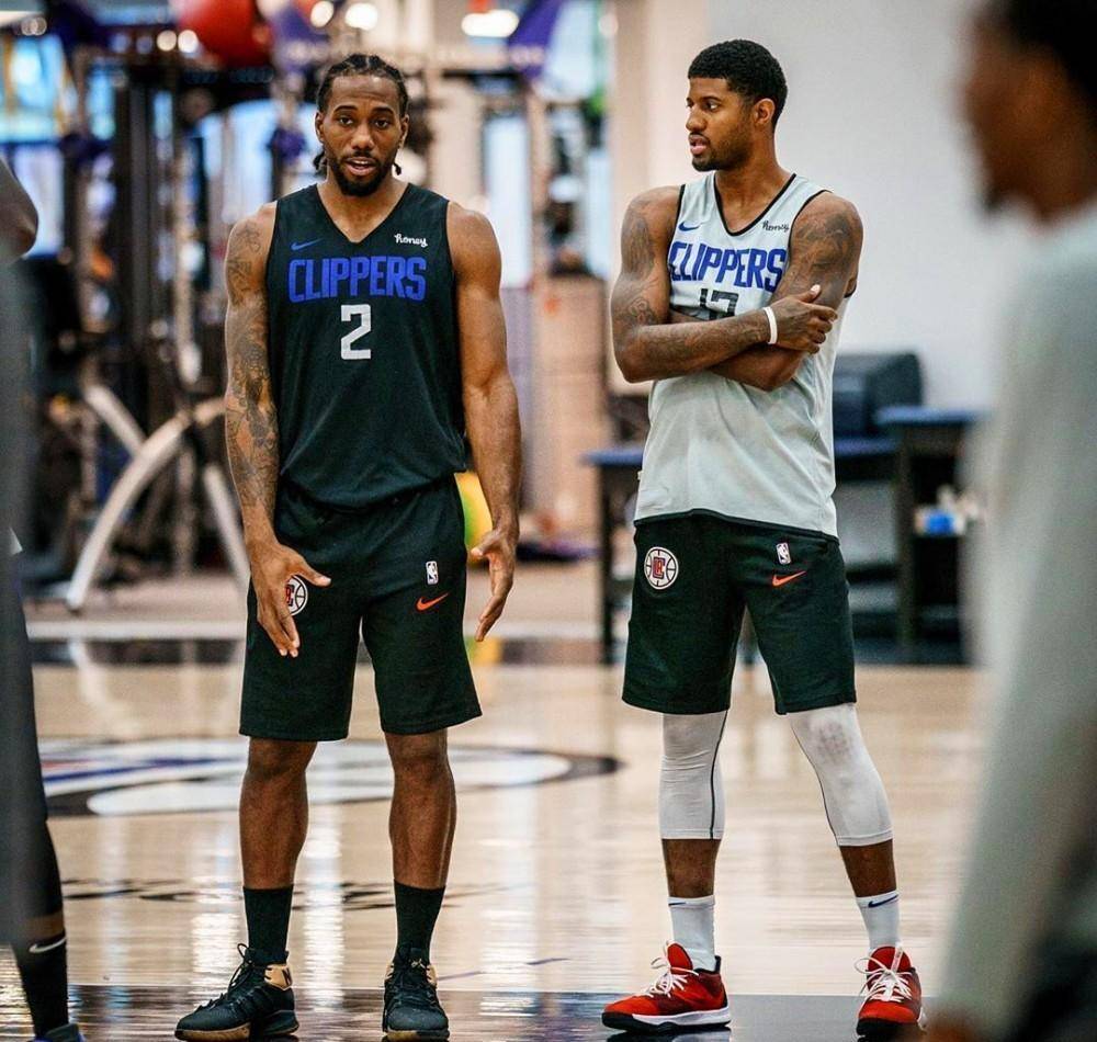 太疼了，萨勒马克尔斯被对手踩中后在地上抽动（萨勒马克尔斯遭对手踩踏，痛得倒地抽搐）