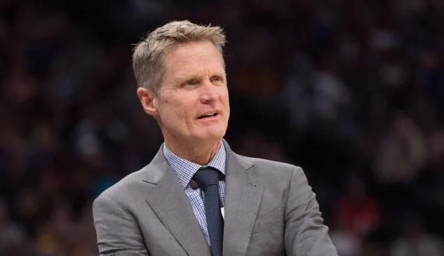 不妙！唐斯击中斯科蒂·巴恩斯被吹进攻犯规 个人累计2犯了（情况不利！唐斯撞到斯科蒂·巴恩斯被判进攻犯规，个人犯规已达两次）