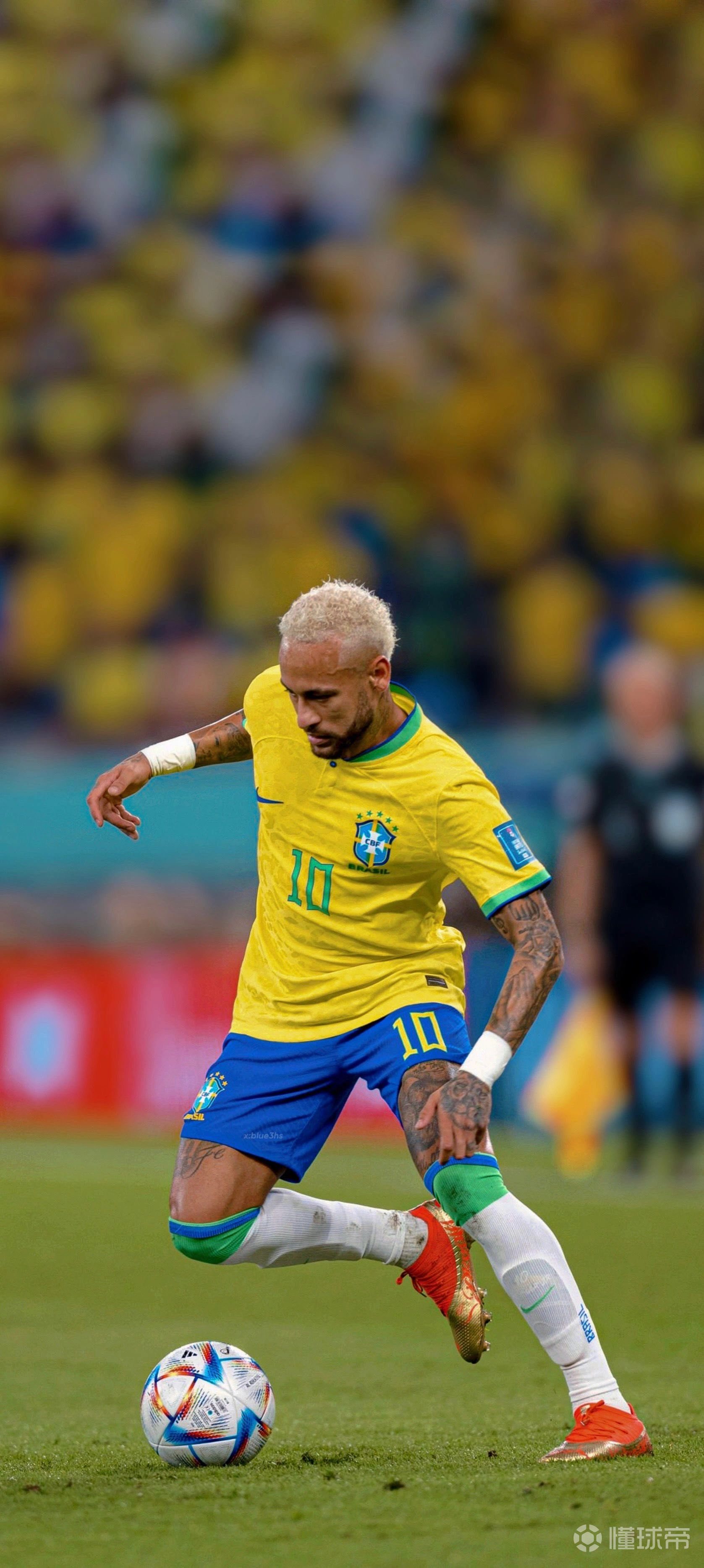 马德兴：中国足球受冷遇因成绩没突破，地方超火爆是大众怒其不争（马德兴：国足成绩难破局致整体遇冷，地方热度高因球迷恨铁不成钢）