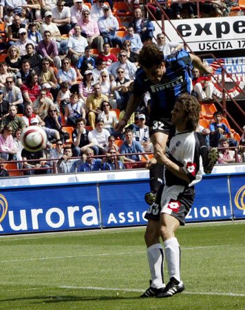 鲍威尔：连败期间球员们好多次没按教练战术来，临场瞎打（鲍威尔：连败时队员屡次不执行战术，临场各自为战）