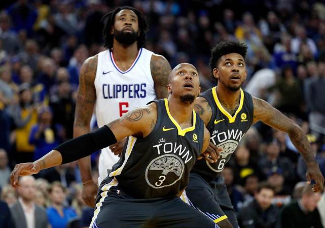 欧冠赛前穆里尼奥与两名昔日弟子重逢，并亲吻了斯内德的光头（欧冠赛前，穆里尼奥与两位旧将相聚，并亲吻斯内德的光头）