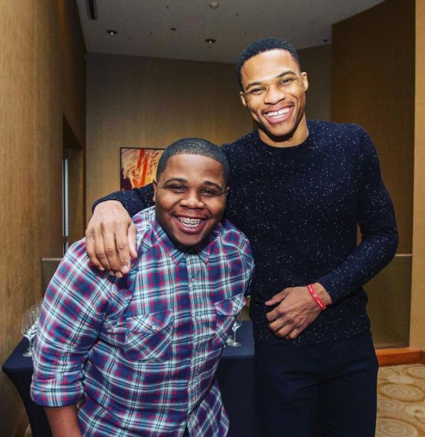 内马尔赛前牵着自己的女儿马维入场，之后还给女儿比心（赛前温情一幕：内马尔牵女儿马维入场并隔空比心）