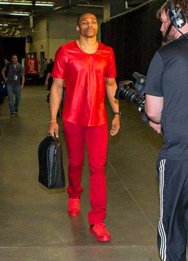 詹姆斯准三双 湖人客场带走胜利（詹姆斯准三双助湖人客场告捷）