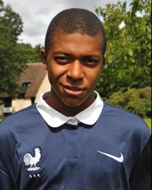 英超-曼联0-1不敌十人埃弗顿，盖耶染红霍尔一球制胜（英超：曼联0-1负于十人埃弗顿，盖耶染红，霍尔打入制胜球）