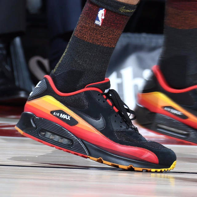 每体列足坛十大奇葩条款：博格坎普拒坐飞机；内马尔微笑条款（每体评选足坛十大离奇条款：博格坎普拒绝乘机，内马尔“微笑条款”上榜）