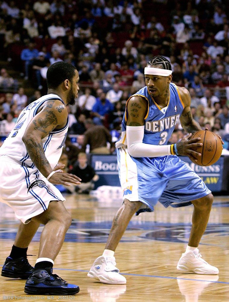 王洪泽这样的年轻人要多留在场上 不能过快犯规限制手脚（像王洪泽这样的新人应多在场，别因过早犯规束缚发挥）