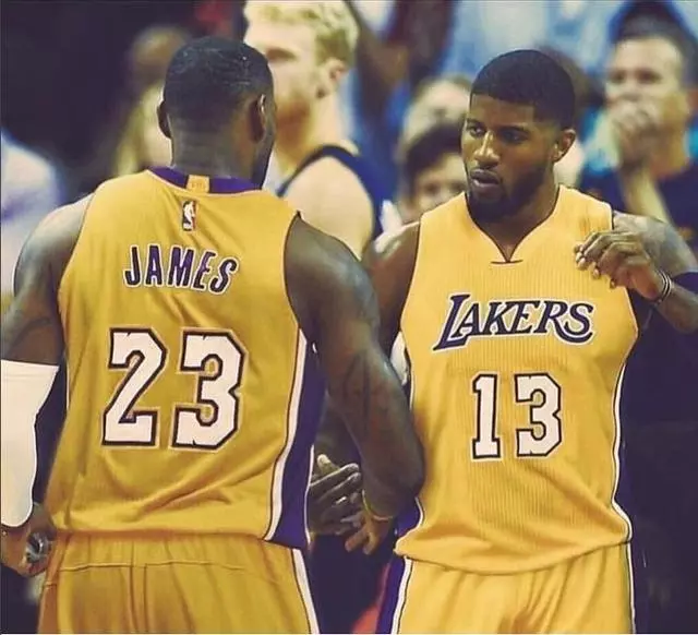 欧冠积分榜：阿森纳全胜领跑，巴黎、拜仁、国米、皇马均12分（欧冠形势：阿森纳全胜登顶，巴黎、拜仁、国米、皇马同积12分）